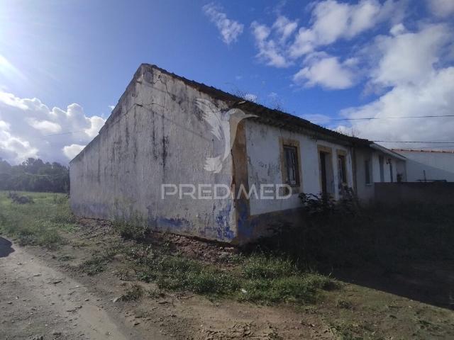 MORADIA COM TERRENO, PARA RECONSTRUIR