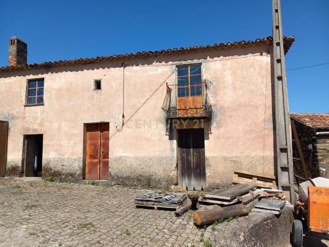 Moradia com terreno para reconstruir Roqueiro Estreito