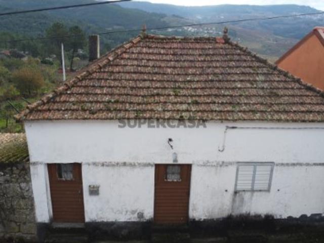 Moradia com terrenos