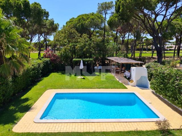 Moradia com Vista Desafogada sobre o Golfe numa das Zonas Mais Exclusivas de Vilamoura