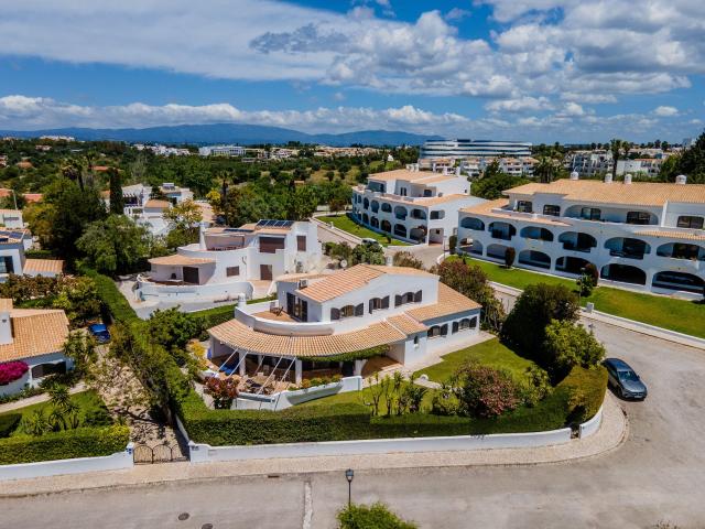 Moradia com Vista Mar e Piscina em Alvor, a curta distância da praia e do centro da vila