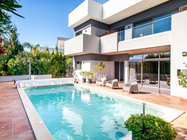 Moradia com vista mar e piscina para venda em Porto de Mós. 339m² Lagos Santa Maria