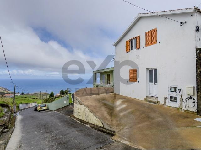 Moradia com Vista Mar em Santana, Nordeste – Desfrute do Nascer e do Pôr do Sol