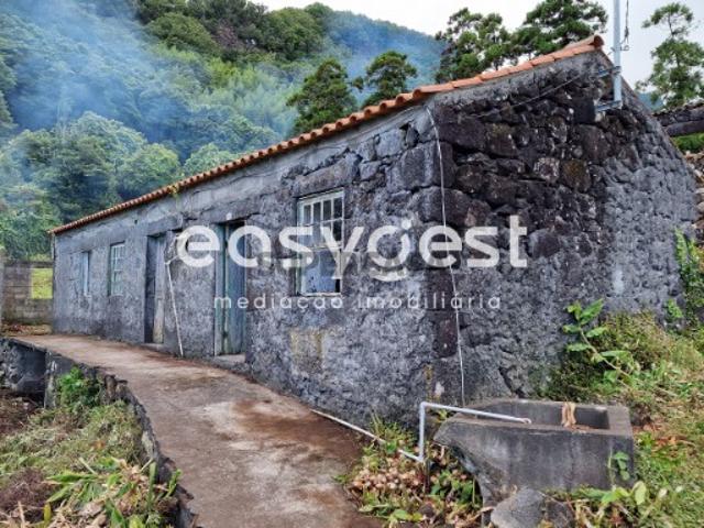 Moradia com vista mar para recuperar no concelho das Lajes do Pico