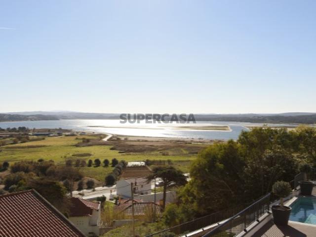 Moradia com vista soberba sobre a Lagoa de Óbidos com alvará para fins turísticos
