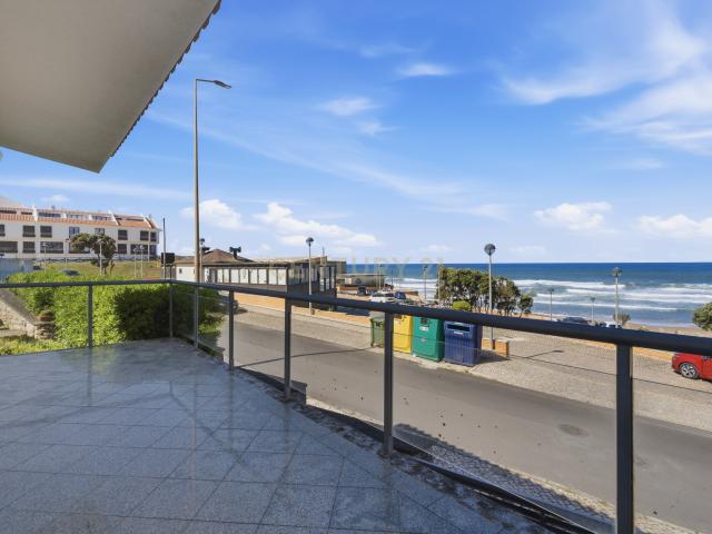 Moradia com Vistas de Primeira Linha de Mar em Praia da Areia Branca Lourinhã