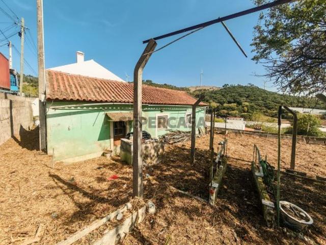 Moradia com Anexo e Terreno de 242 m² | Oportunidade de Reabilitação em Santo Estêvão das Galés