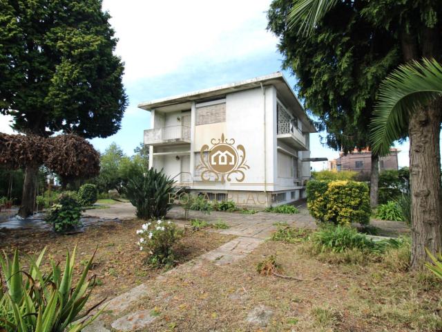 Moradia com anexos e terreno em Mozelos
