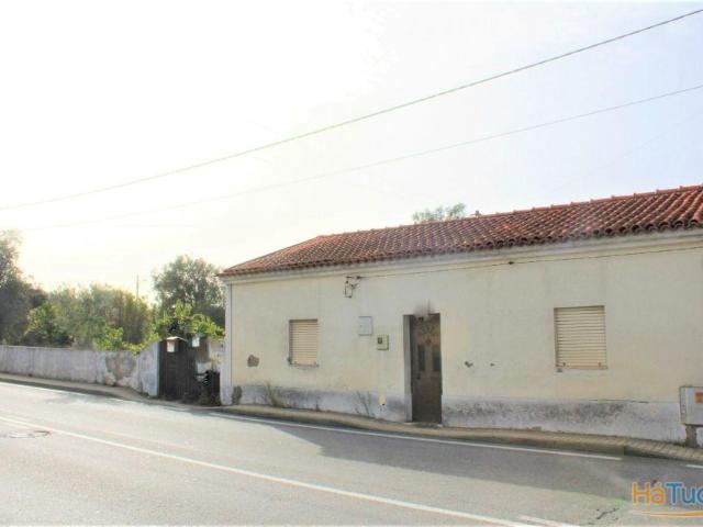 Moradia com armazém e terreno para venda, em Taveiro | 25063923332