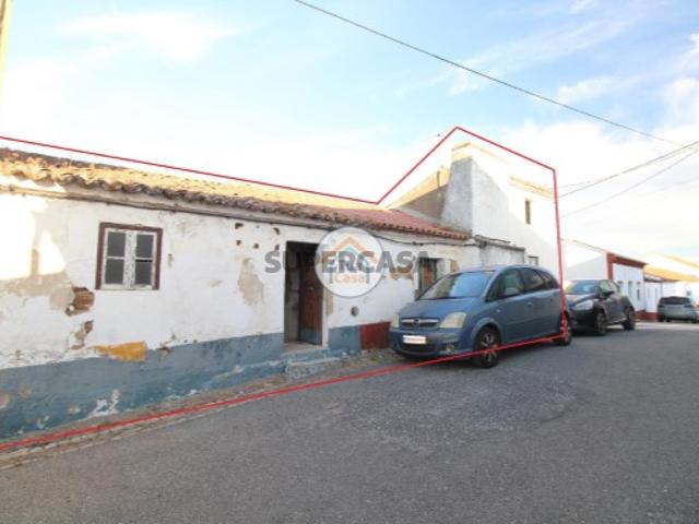 Moradia com área útil de 176m2 e terreno com 605,50m2 localizada em Aguiar, Viana do Alentejo
