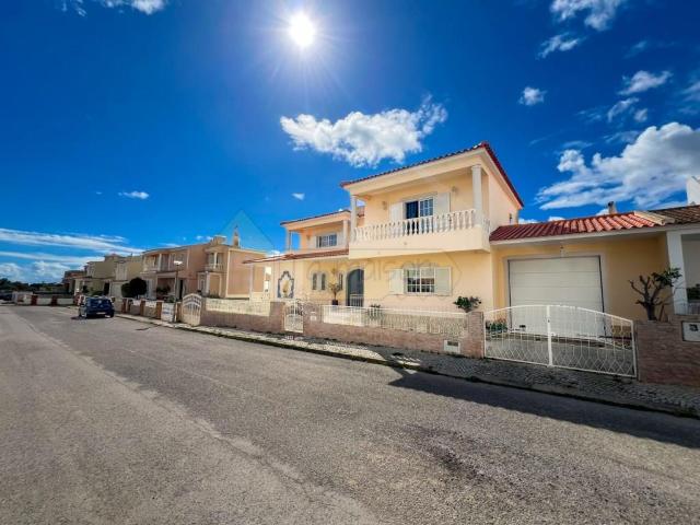Moradia com áreas generosas perto de Olhão. 264m² Pechão