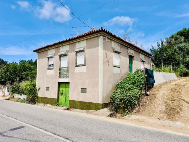 Moradia com caráter para recuperar – a poucos minutos de Tomar e da Albufeira de Castelo de Bode