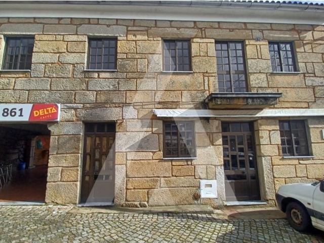 Moradia com comércio