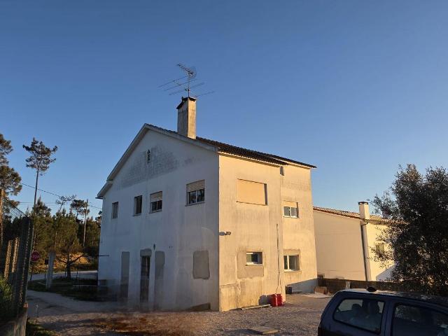 Moradia com dois apartamentos independentes com terreno e ar. 215m² Alburitel