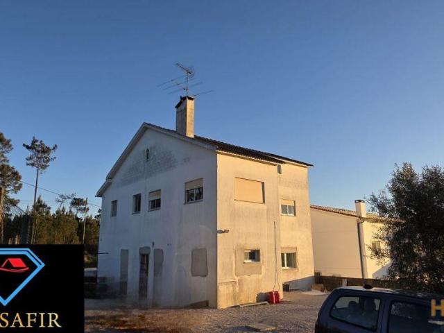 Moradia com dois apartamentos independentes com terreno e armazém. | 26064059759