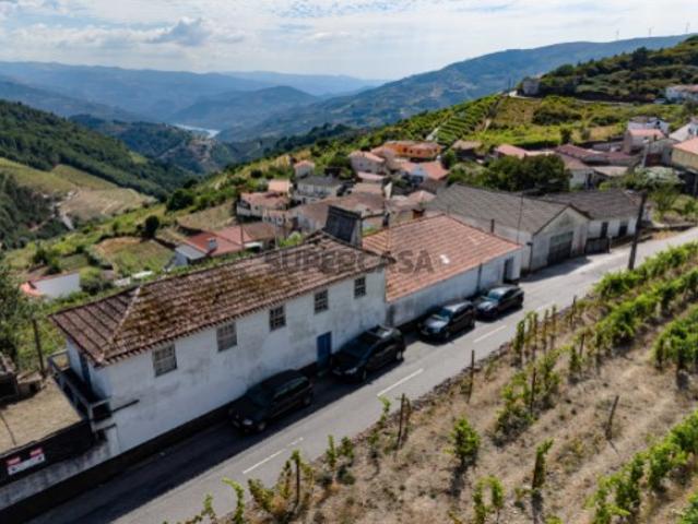 Moradia com dois pisos para recuperar com terreno Peso da Régua Douro