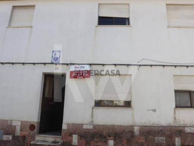 Moradia com dois pisos para remodelação em Chança Alter do Chão