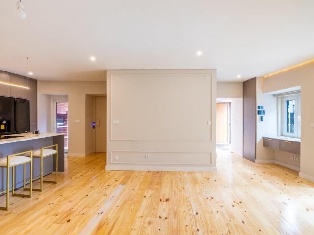 Moradia, com Elevador, 4 quartos em Belas 108m² Queluz e Belas