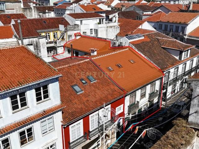 Moradia com Espaço Comercial no Coração de Angra do Heroísmo – Uma Oportunidade Única de Investimento