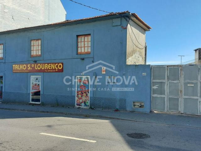 Moradia com espaço comercial