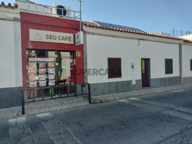 Moradia com espaço comercial/garagem