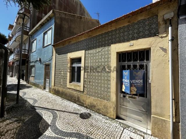 Moradia com excelente potencial nas Caxinas Para restauro total