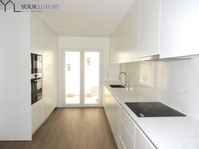 Moradia com Excelentes Acabamentos, Grande Pátio Exterior 212m² Casal De Cambra