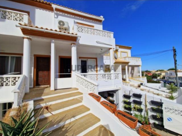 Moradia com garagem e apartamento!