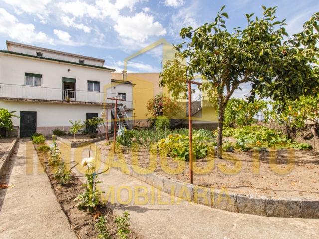 Moradia com garagem e espaço exterior