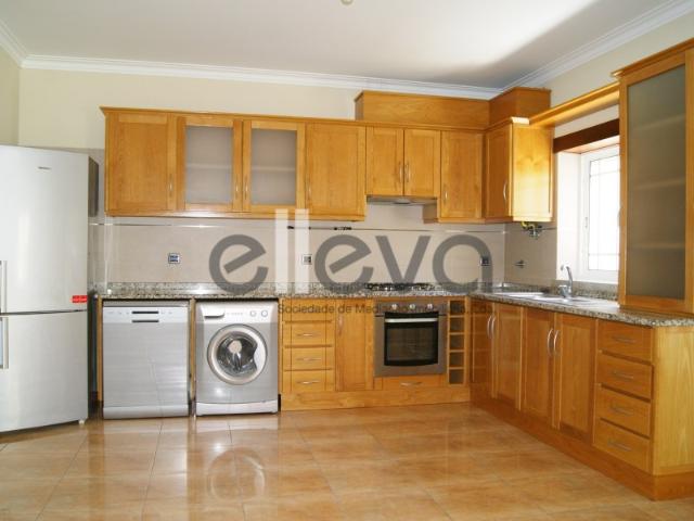 Moradia com Garagem e Jardim