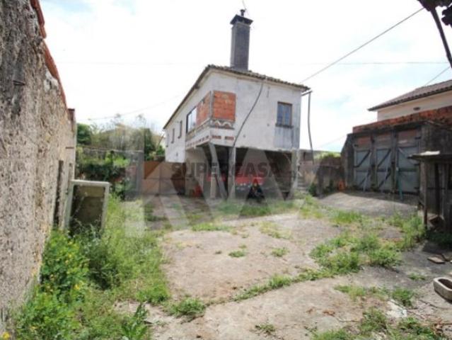 Moradia com garagem e logradouro para reabilitar em Telhado Penacova