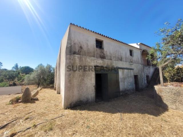 Moradia com Garagem e Terreno no Campo