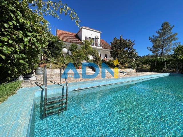 Moradia com garagem, quintal e piscina