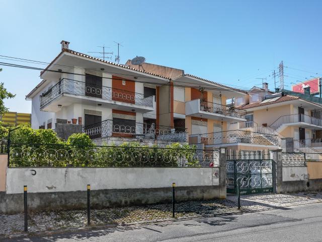Moradia com Grande Potencial de Valorização na Bobadela Loures | 3 Pisos | Terreno com 730 m²