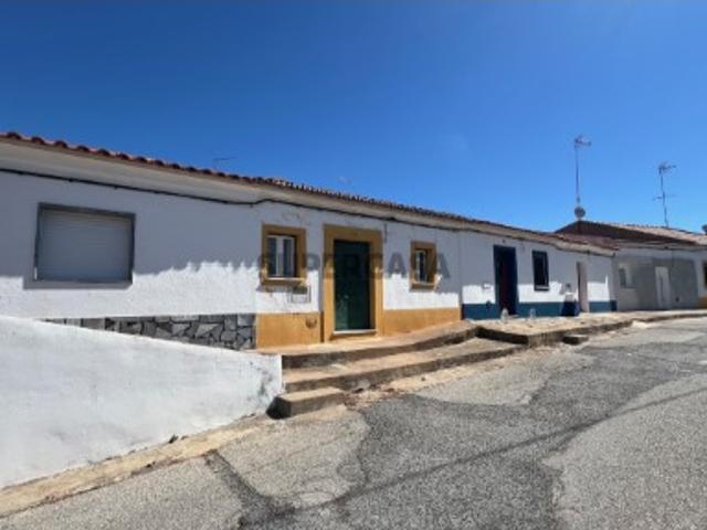 Moradia com grande quintal, no centro de Azaruja. Excelentes áreas! Venha conhecer
