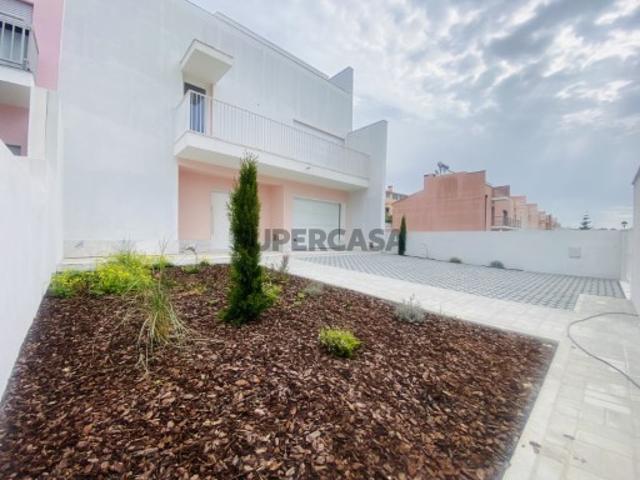 Moradia com Jardim e Terraço a Venda junto às Escolas de Sampaio a 4 minutos da Praia