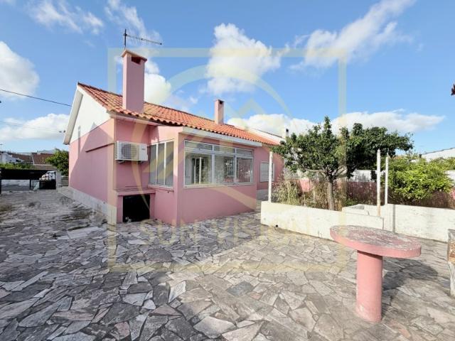 Moradia com jardim e garagem para recuperar perto do Estoril