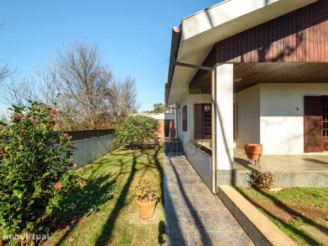 Moradia com jardim perto da praia, em Francelos