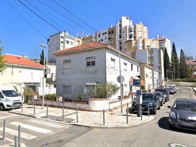 Moradia com Logradouro e Garagem em Campolide