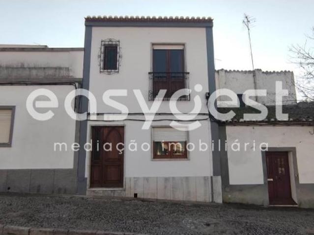 Moradia com logradouro e garagem localizada na cidade de Serpa