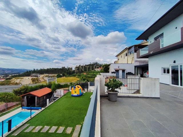 Moradia com miradouro, piscina e área agricola em Lousada, Porto