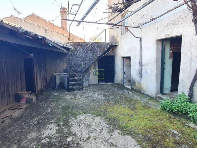 Moradia com pátio na freguesia de Sarzedas Castelo Branco | 26054086473