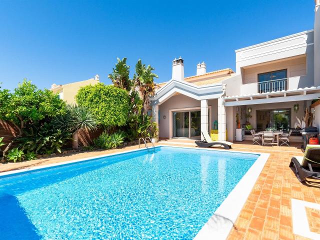 Moradia com Piscina no Centro de Vilamoura 327m² Quarteira
