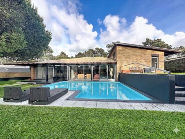 Moradia com piscina no pinhal de Moledo