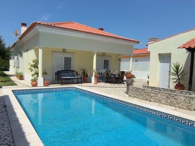 MORADIA com PISCINA AZEITÂO