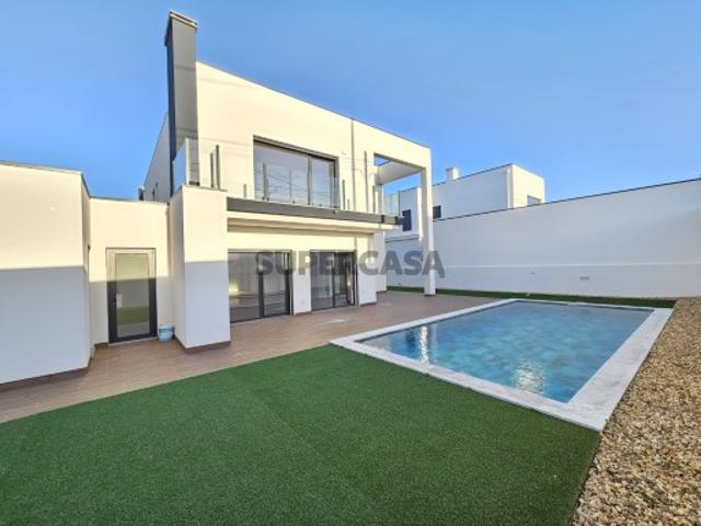 Moradia com piscina, a estrear, para venda em Azeitão