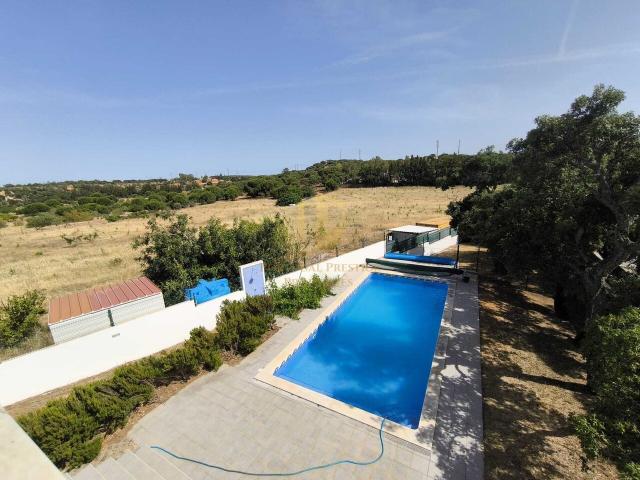 Moradia com piscina com terreno de 19.860m² vista mar com furo sistema de rega em são bartolomeu a poucos minutos da praia verde castro marim algarve