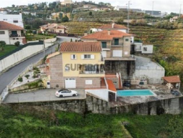 Moradia com Piscina de Água Salgada, T1 Independente e Todo o Conforto que Procura!