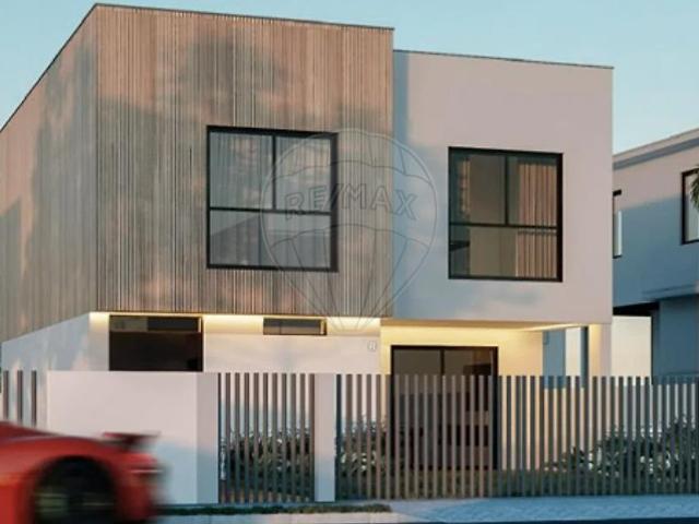 Moradia com Piscina de Arquitetura Moderna e Acabamentos de. 243m² Rio de mouro