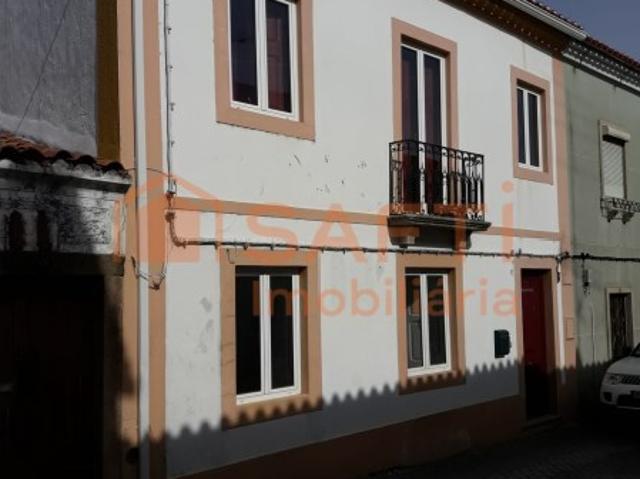 Moradia com Piscina Excelente Oportunidade